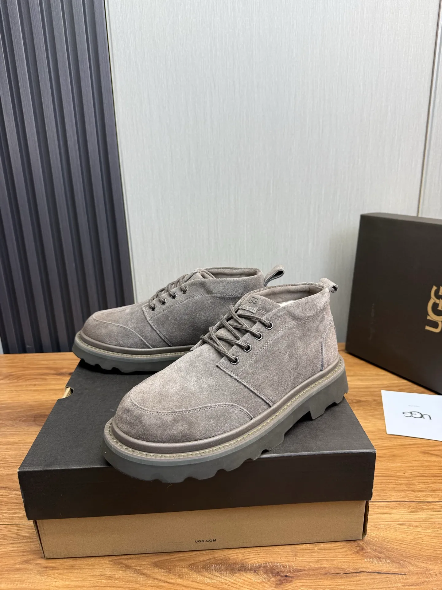 Men's shoes 💰620💰 New UGG fur integrated men's simple and fashionable snow boots. The most worth buying at the end of this year are warm casual shoes. Whether you are out and about at home, their comfortable and warm performance will be your most suitable fashion companion! The material is cowhide upper and imported wool is used inside. Warm and comfortable! The eva+ rubber patch outsole is cushioned, non-slip and wear-resistant, and has good elasticity. It is light and wear-resistant, comfortable and soft, and the new simple cut is more fashionable. It has both practicality and fashion sense, so you no longer have to worry about how to match it in winter, while still maintaining your fashionable taste. High-quality genuine wool. Look at the details for the material! Size: 39-40-41-42-43-44-44 sneaker size